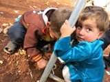Si gioca con quello che si ha (Campo di Bab Al Salam, Siria - linea di confine)
